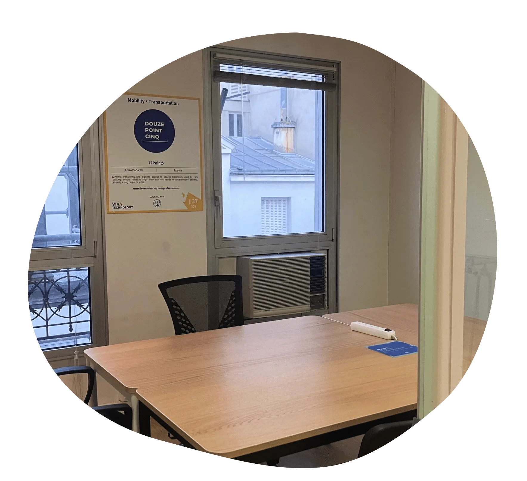 Salle de réunion Salle de réunion minimaliste avec table rectangulaire, chaises en cuir et lumière naturelle abondante.